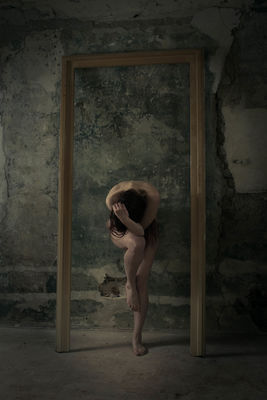 Eingerahmt. / Nude  Fotografie von Fotografin Steffi Bunterkunt | STRKNG