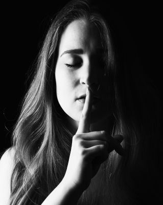 Shush / Portrait  photography by Photographer Sven Ceglarek ★2 | STRKNG