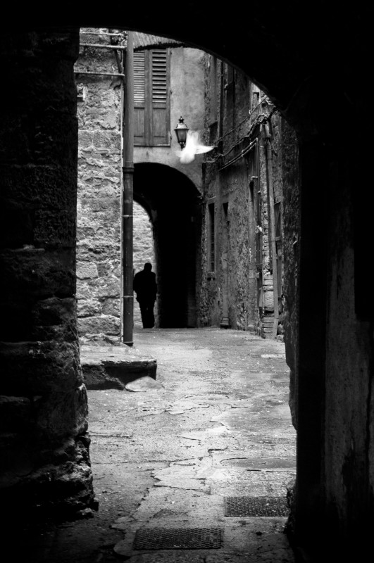 through a narrow alley - &copy; bildausschnitte.at | Street
