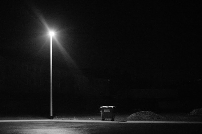 A lantern, a trash can and a heap of gravel / Schwarz-weiss  Fotografie von Fotograf trobel | STRKNG