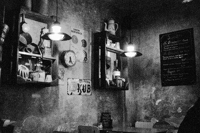 Im Bistro L'Épicerie, Strasbourg / Instant-Film  Fotografie von Fotograf trobel | STRKNG