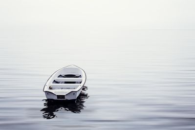 Das einsame Boot / Wasserlandschaften  Fotografie von Fotograf Oliver Henze ★4 | STRKNG