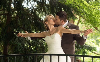 Hochzeitspaar im Benrather Schlosspark / Wedding  photography by Photographer Michael Wipperfürth | STRKNG