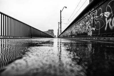 out in the rain / Schwarz-weiss  Fotografie von Fotograf Roland R. | STRKNG