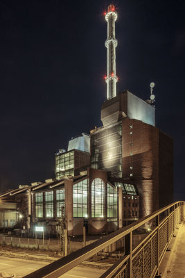 Power plant at night time / Architektur  Fotografie von Fotograf pf photo | STRKNG