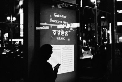 Watiting at the bus stop / Street  Fotografie von Fotograf ralph k. | STRKNG