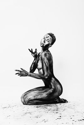 Black / Fine Art  Fotografie von Model Anna Abstraction ★31 | STRKNG