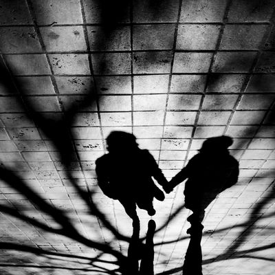 Holding hands / Schwarz-weiss  Fotografie von Fotograf Jens Steidtner ★1 | STRKNG