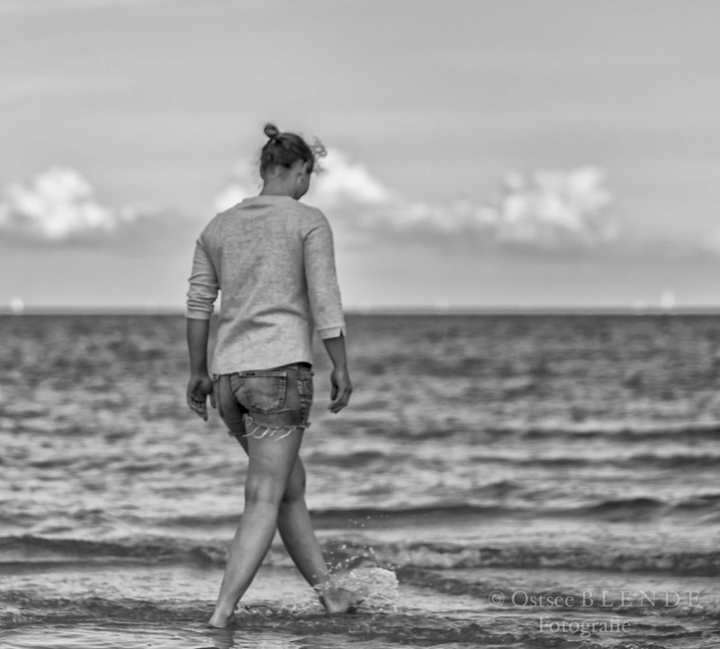 Gedanken am Strand - &copy; Ostseeblende | Schwarz-weiss