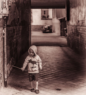 Junge im Durchgang / Street  Fotografie von Fotograf Ostseeblende | STRKNG