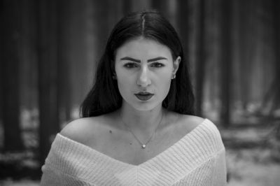 Nadine / Portrait  photography by Photographer Max Schmidt | STRKNG