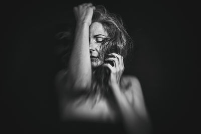 Claudia (Lensbaby Muse Photo) / Schwarz-weiss  Fotografie von Fotografin Simone Gernhardt ★9 | STRKNG