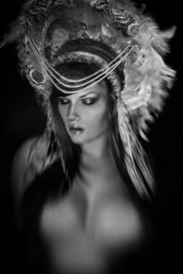 Marla - Photo was taken with a Lensbaby Muse / Schwarz-weiss  Fotografie von Fotografin Simone Gernhardt ★9 | STRKNG