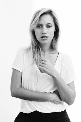 Julie II / Schwarz-weiss  Fotografie von Fotograf frankschneider ★1 | STRKNG