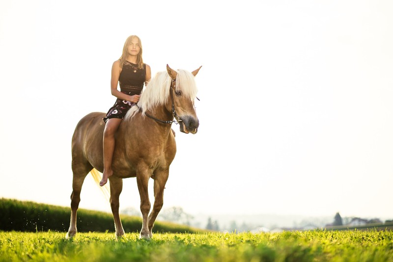 Girl with horse - &copy; Goldpics Fotografie | Menschen