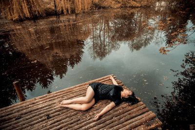 Laying on lake / Portrait  Fotografie von Fotograf Goldpics Fotografie ★1 | STRKNG
