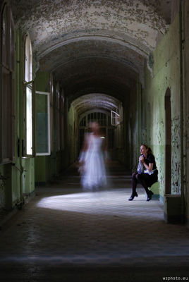 Ghost / Mood  photography by Photographer van Thom | STRKNG