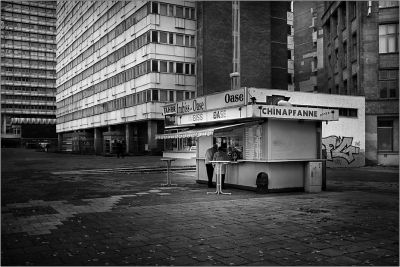 BERLIN, Karl-Marx-Allee / Schwarz-weiss  Fotografie von Fotograf Hans Keim ★5 | STRKNG