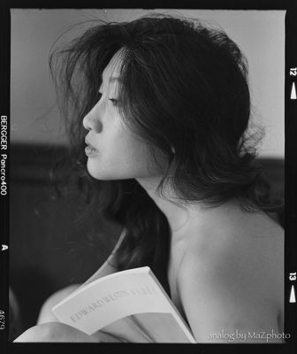 Girl reading / Portrait  Fotografie von Model Minh-Ly ★20 | STRKNG