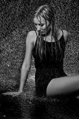 Rain / Creative edit  photography by Photographer HarryK Fotografie | STRKNG