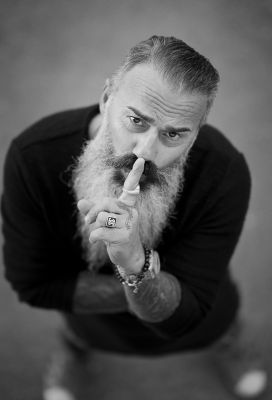 Pssssst / Portrait  Fotografie von Fotograf photography roland urech | STRKNG