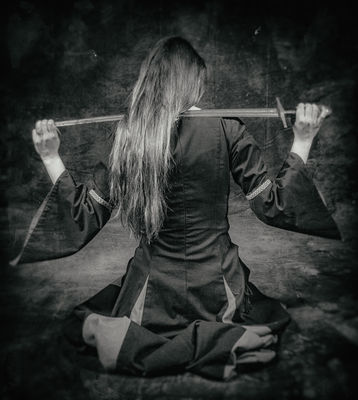 Woman with sword / Menschen  Fotografie von Fotograf Jens Hertel ★1 | STRKNG