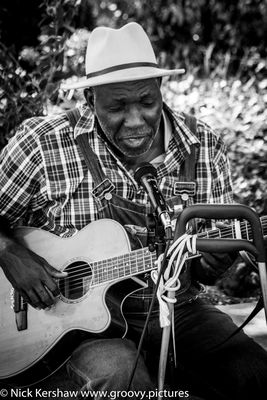 Paris busker / Menschen  Fotografie von Fotograf groovyeditor | STRKNG