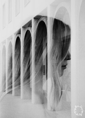 Ein geheimnisvolles Mädchen / Black and White  photography by Photographer Lok Ken Chan | STRKNG