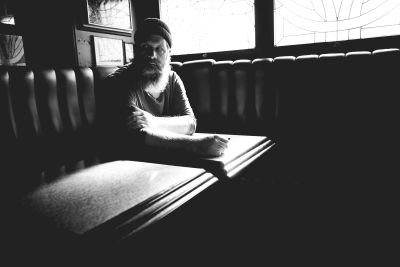 lonely sailor in the bar / Portrait  Fotografie von Fotograf Oliver Fischer ★8 | STRKNG