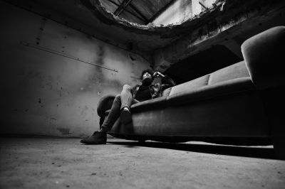 on the couch / Schwarz-weiss  Fotografie von Fotograf Oliver Fischer ★7 | STRKNG