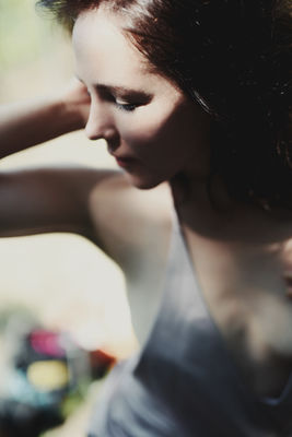 Sinnlichkeit flüstert, nicht schreit. / Portrait  photography by Photographer Flyke ★4 | STRKNG