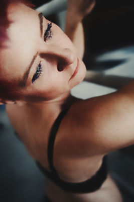 Wenn Licht nur noch flüstert und Schatten tanzen. / Portrait  photography by Photographer Flyke ★4 | STRKNG