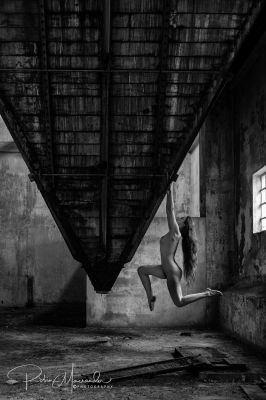 Hanging Pyramid / Nude  Fotografie von Fotograf Photomac | STRKNG