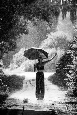 Here comes the rain again / 2025-07-22 Here comes the rain again / People photography by Photographer Lutz Zipser - 27eins ★3 | STRKNG