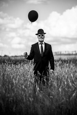 Black Balloon / Conceptual  photography by Photographer Lutz Zipser - 27eins ★2 | STRKNG