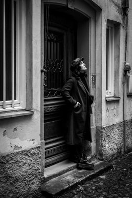 Im Innenhof / Street  photography by Photographer Lutz Zipser - 27eins ★3 | STRKNG