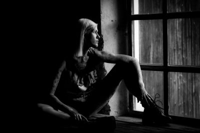 Fensterplatz / Portrait  photography by Photographer Lutz Zipser - 27eins ★1 | STRKNG