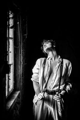 Dachbodenfund / Portrait  photography by Photographer Lutz Zipser - 27eins ★3 | STRKNG