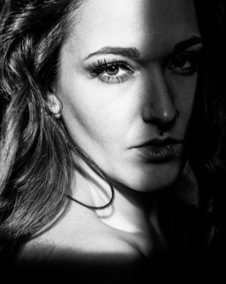 Licht und Schatten / Portrait  Fotografie von Fotograf Lutz Zipser - 27eins ★1 | STRKNG