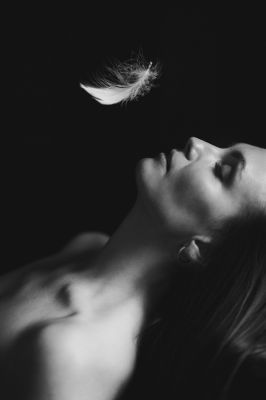 The Feather / Portrait  photography by Photographer Nadine Wisser | STRKNG