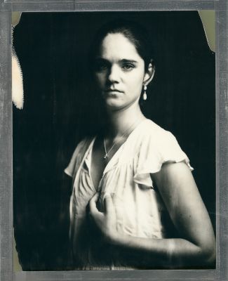 Portrait mit Perlenohrring / Instant-Film  Fotografie von Fotograf Ewald Vorberg ★4 | STRKNG