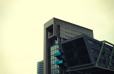 Am Ufer / Architektur  Fotografie von Fotograf Markus Steinhoff | STRKNG