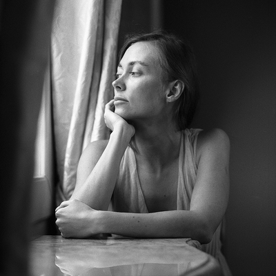 Alexa am Fenster / Portrait  photography by Photographer Jens Taube ★4 | STRKNG