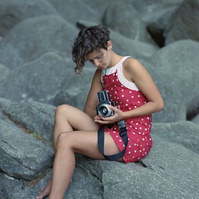 Das rote Kleid in den Felsen / Portrait  Fotografie von Fotograf Jens Taube ★5 | STRKNG