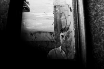 The Mirror / Schwarz-weiss  Fotografie von Fotograf Udo Klinkel ★1 | STRKNG