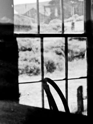 At the window / Schwarz-weiss  Fotografie von Fotograf Udo Klinkel ★1 | STRKNG