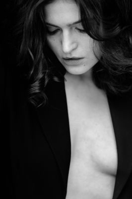 Eyes closed / Portrait  photography by Photographer Selda Photography ★32 | STRKNG