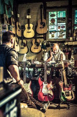 Music Store / Fotojournalismus  Fotografie von Fotograf emqi | STRKNG