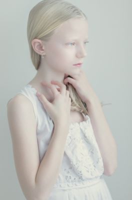 Porcelain beauty / Portrait  photography by Photographer Zuzana Krajci | STRKNG