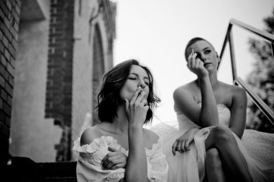 Smokers outside the hospital doors / Schwarz-weiss  Fotografie von Fotograf Timm Ziegenthaler ★1 | STRKNG